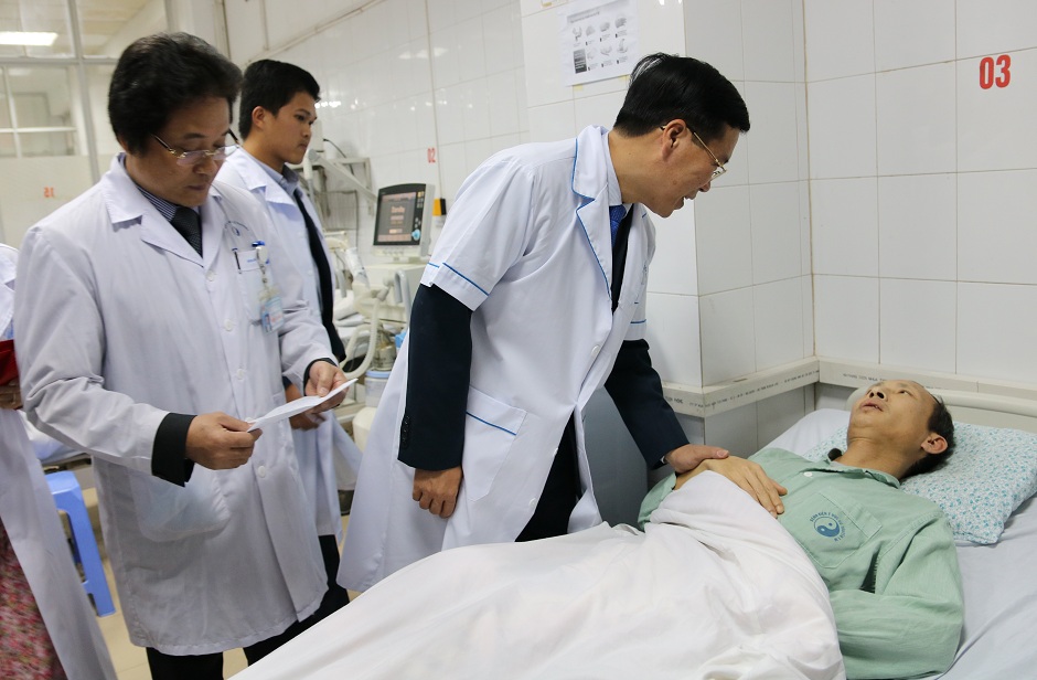 Bác sỹ đang khám cho bệnh nhân