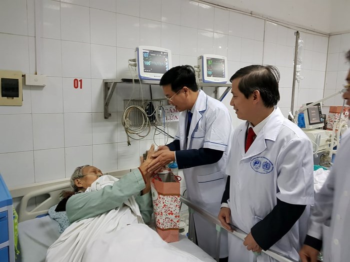 Bác sỹ đang thăm hỏi, tặng quà bệnh nhân