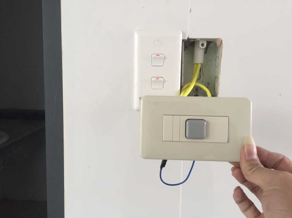 Hình 2 : Nút reset đã đấu dây trước khi gắn vào đế âm tường (Bệnh viện đa khoa Hải Dương)