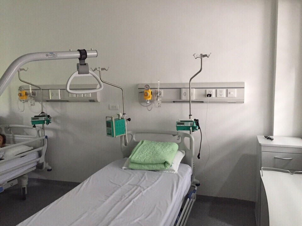 Hình 6: Nút gọi đầu giường (Sub station) gắn trunking (Bệnh viện Xanh – Pôn, Hà Nội)